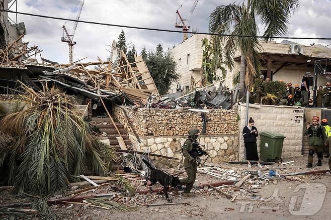 미사일 공습으로 피해를 입은 이란 마을ⓒ AFP=뉴스1