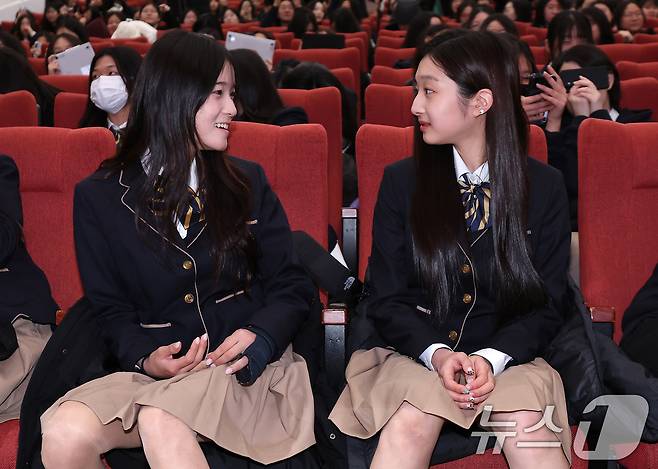 2026 밀라노·코르티나 동계올림픽 스노보드 여자 하프파이프에서 금메달을 차지한 최가온(왼쪽)과 피겨스케이팅 신지아가 3일 서울 서초구 반포동 세화여자고등학교에서 열린 특별장학금 수여식에 참석해 대화하고 있다. 2026.3.3 ⓒ 뉴스1 김성진 기자