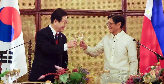 이재명 대통령과 페르디난드 마르코스 주니어 필리핀 대통령이 3일(현지시간) 필리핀 마닐라 말라카냥궁에서 열린 국빈만찬에서 건배를 하고 있다. 2026.3.3 ⓒ 뉴스1 허경 기자