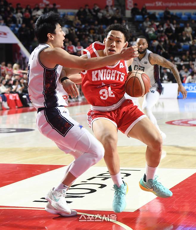 SK 에디 다니엘(오른쪽)이 2일 잠실학생체육관에서 열린 2025-2026 LG전자 프로농구 KCC와 경기에서 허웅을 상대로 돌파를 시도하고 있다. 잠실학생 | 박진업 기자 upandup@sportsseoul.com