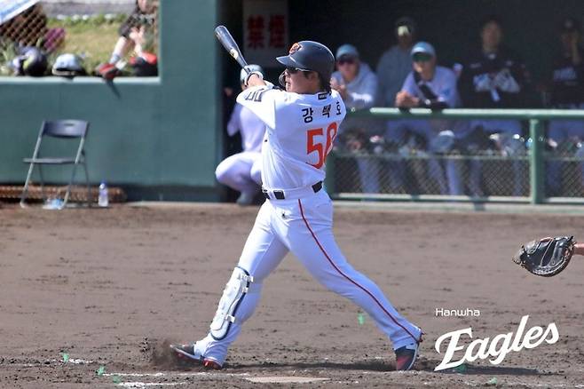 한화 강백호가 3일 일본 오키나와 아카마 구장에서 열린 삼성과 평가전서 타격하고 있다. 사진 | 한화 이글스