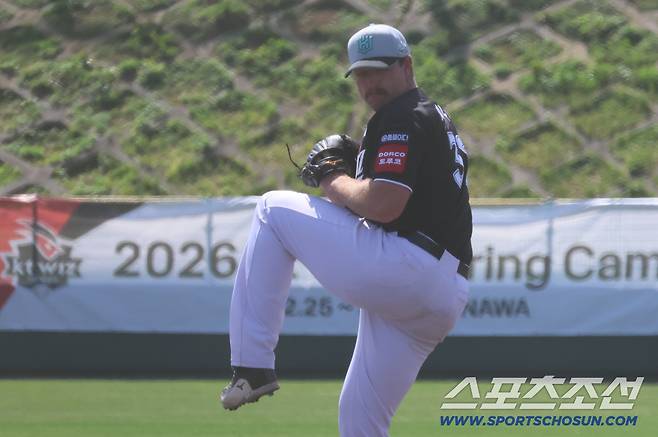 KT 위즈 맷 사우어가 2일 한화전서 선발등판해 역투하고 있다. 사진제공=KT 위즈