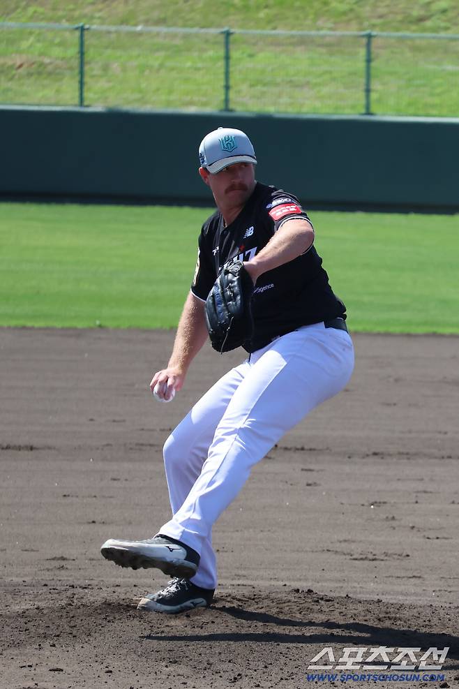 KT 위즈 맷 사우어가 2일 한화전서 선발등판해 역투하고 있다. 사진제공=KT 위즈