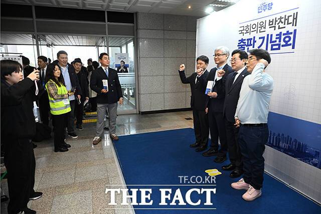 박찬대 더불어민주당 의원이 2일 오후 인천 미추홀구 인하대학교 대강당에서 열린 '인천의 힘, G3 코리아' 출판기념회에 앞서 참석자들과 기념촬영을 하고 있다. /인천=박헌우 기자