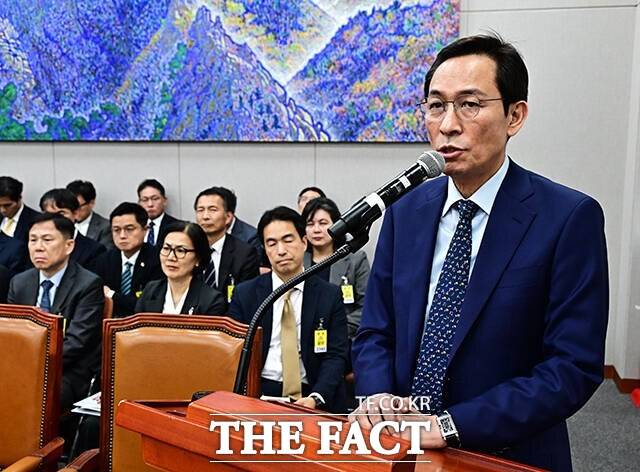 민주당 내에선 공관위가 앞으로도 비교적 험지로 분류되는 지역구의 공천을 우선시할 것이라는 관측이 나온다. 사진은 6·3 지방선거 더불어민주당 강원특별자치도(강원도)지사 후보로 단수 공천된 우상호 전 청와대 정무수석. /배정한 기자