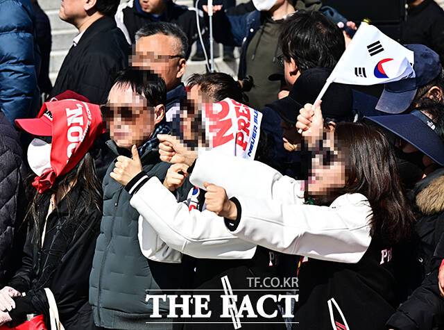 ‘윤 어게인’ 지지자들이 일 오후 서울 여의도 국회 본청 앞 계단에서 열린 ‘사법독립 헌정수호를 위한 대국민 호소 국민대장정 규탄대회’에 참석하고 있다. /국회=배정한 기자