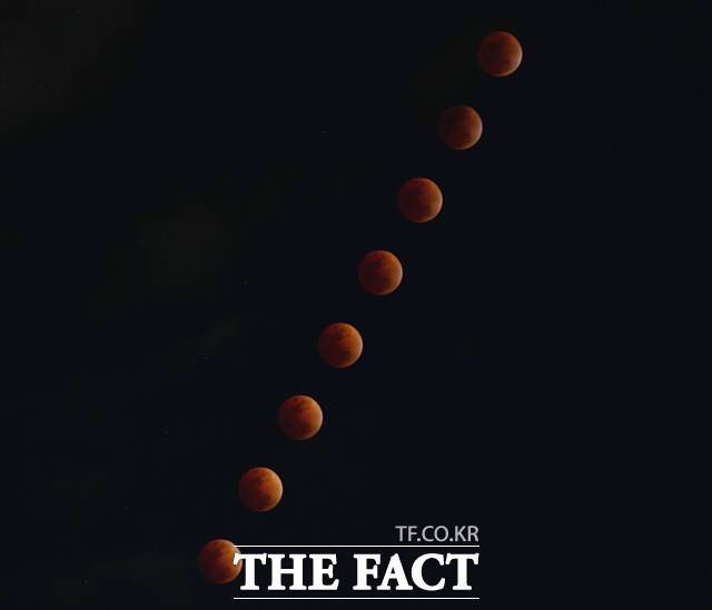 정월대보름인 3일 오후 서울 도봉구 일대 상공에서 개기월식이 진행되고 있다. 사진은 오후 8시 18분부터 8시 46분까지 4분 단위로 관측된 달의 모습을 합성. /이새롬 기자
