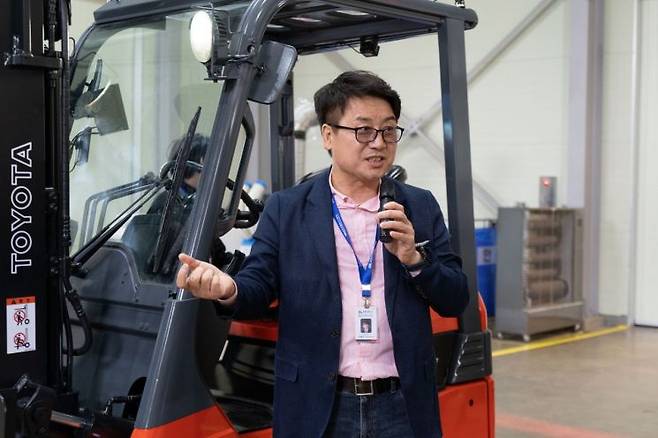 유흥식 삼성로지피아 대표가 지난달 26일 충남 아산 삼성로지피아 사업장에서 지게차에 대해 설명하고 있다. 메인비즈협회