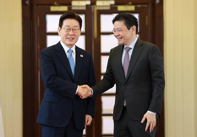 싱가포르를 국빈 방문한 이재명 대통령이 2일 로런스 웡 총리와 악수하고 있다. 이 대통령은 이날 정상회담에서 “오늘날 초불확실성 시대의 격랑을 헤쳐 나가기 위해서는 어려움을 함께 극복하며 신뢰할 수 있는 진정한 동반자가 더욱 절실하다”고 했다. 웡 총리는 “한국과 싱가포르는 유사 입장국”이라며 “나아갈 길이 무궁무진하다”고 말했다/뉴스1