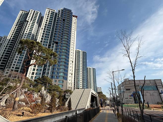 서울시 성북구 길음동 대단지 아파트 '롯데캐슬클라시아'. 이 아파트 전용면적 84㎡는 2월 9일 보증금 10억8000만원에 전세 계약이 체결됐다. 지하철 4호선 길음역에서 도보 10분거리로, 오른쪽엔 현대백화점이 있다. /김보연 기자