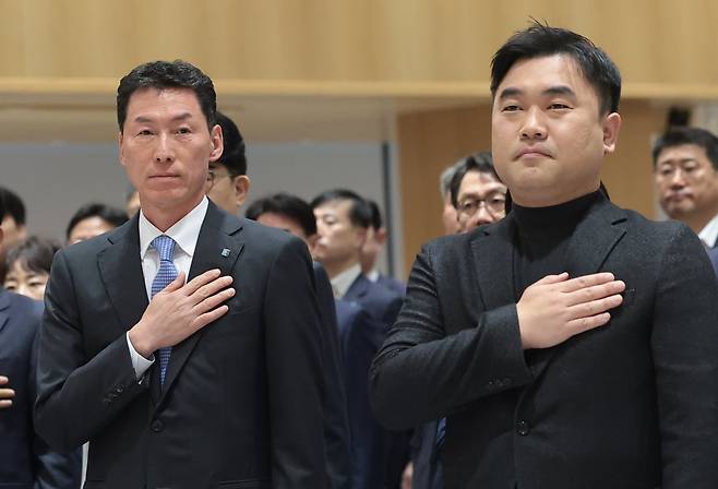 장민영(왼쪽) 신임 IBK기업은행장과 류장희(오른쪽) 노조위원장이 지난달 20일 오전 서울 중구 IBK기업은행 본점에서 열린 '제28대 은행장 취임식'에 참석해 국민의례를 하고 있다./뉴스1