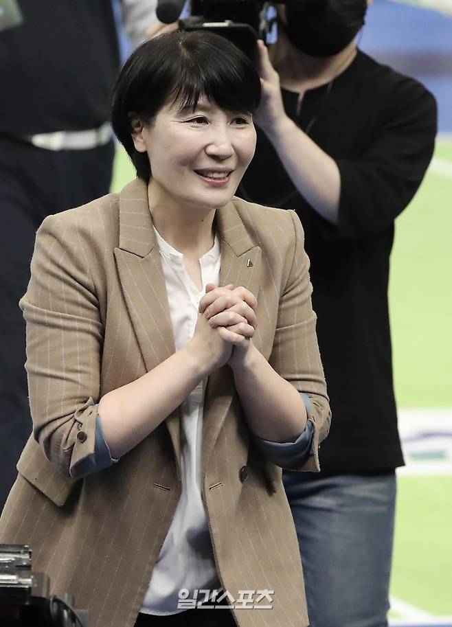 2019~20 프로배구 V리그 여자부 현대건설과 GS칼텍스의 경기가 1일 오후 수원 실내체육관에서 열렸다. 세트스코어 3-0 완승으로 1위를 탈환한 현대건설 이도희 감독이 경기 후 기뻐하고 있다. 수원=김민규 기자 kim.mingyu@joongang.co.kr /2020.03.01/