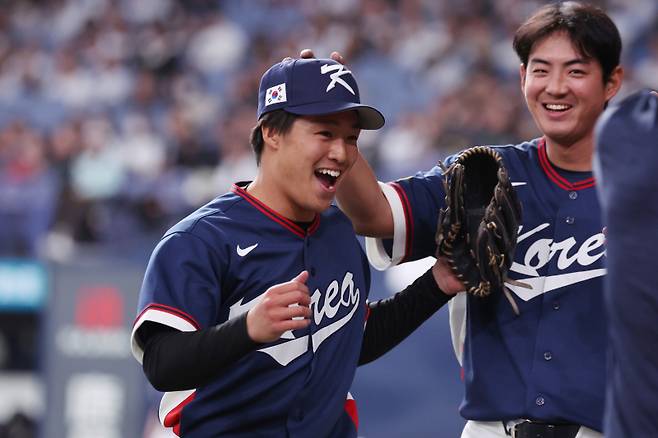 <yonhap photo-4628="">3일 일본 오사카 교세라돔에서 열린 월드베이스볼클래식(WBC) 평가전 한국 대표팀과 일본 프로야구 오릭스 버팔로스와의 경기. 8회말을 무실점으로 마친 한국 예비투수 이시이 고키가 동료들의 환대를 받고 있다. <저작권자 ⓒ 1980~2026 ㈜연합뉴스. 무단 전재 재배포 금지, AI 학습 및 활용 금지></yonhap>