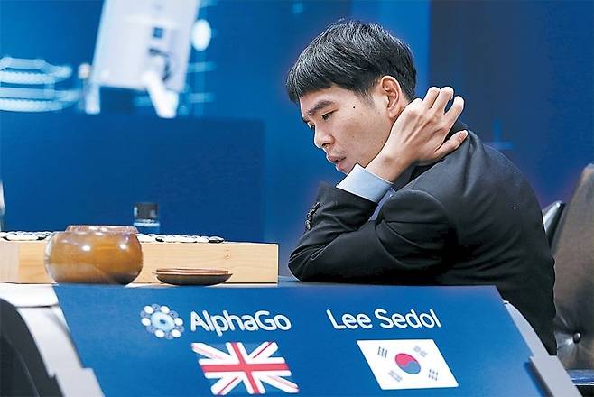 2016년 3월 서울에서 프로기사 이세돌 9단이 구글의 인공지능(AI) 바둑 프로그램인 알파고와 대국하고 있다. 상금 100만 달러가 걸린 승부에서 이 9단이 1승 4패로 패했다. 뉴시스