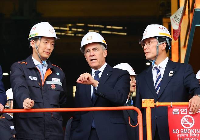 마크 카니 캐나다 총리가 2025년 10월 30일 경남 거제 한화오션 조선소를 찾아 김동관 한화그룹 부회장, 김민석 국무총리와 대화하고 있다. 사진=연합뉴스