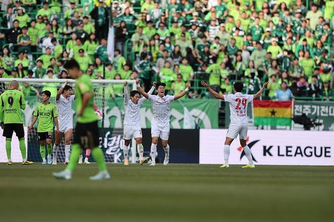 승격팀 부천FC 선수들이 지난 1일 전주월드컵경기장에서 열린 K리그1 전북 현대의 개막전에서 3 대 2로 승리한 뒤 기뻐하고 있다. 프로축구연맹 제공