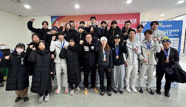 부산시 선수단이 제107회 전국동계체육대회 첫날인 지난달 25일 메달을 목에 걸고 포즈를 취하고 있다. 부산시체육회 제공