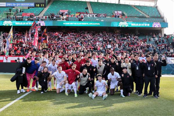 부천FC 선수단이 지난 1일 전주월드컵경기장에서 열린 2026시즌 리그 1라운드 전북 현대전서 3대2 역전승을 거둔 후 기념촬영을 하고 있다. 한국프로축구연맹 제공