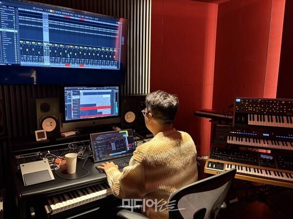 ▲SBS 드라마 '멋진 신세계' 주인공 '차세계'의 테마곡 초안을 작업하고 있는 박성일 음악감독. 사진=윤유경 기자.