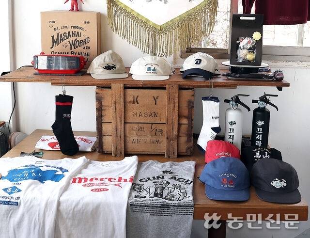 사투리로 재치 있게 표현한 기념품. 김도웅 프리랜서 기자