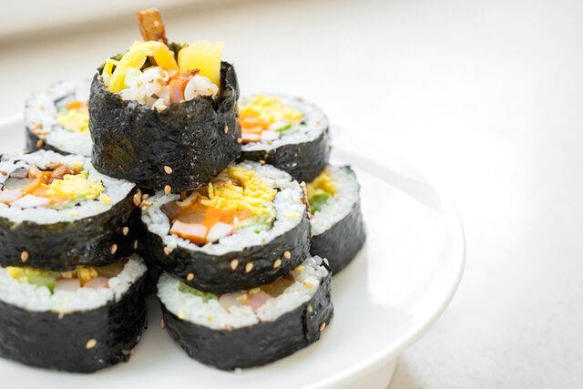 김 위에 밥을 깔고 단무지·달걀말이 등 다양한 재료를 넣어 만 김밥. 게티이미지뱅크