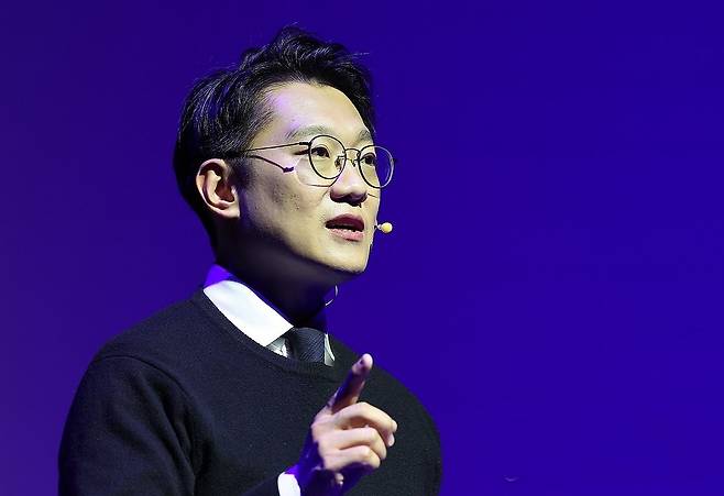 김남준 전 청와대 대변인이 2일 인천 계양구 경인교육대학교 예지관에서 열린 '쉬운 정치, 김남준' 북콘서트에서 생각을 밝히고 있다. 김 전 대변인은 ‘이재명 어깨에서 보고 배운 모든 것’을 주제로 그간의 정치 활동과 향후 비전에 대해 설명했다. 송동근 기자