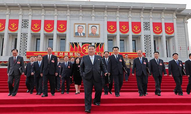 지난 2월 25일 북한의 최대 정치 이벤트인 9차 조선노동당대회를 마친 김정은 국무위원장이 주요 간부들과 함께 평양 4·25문화회관을 나서고 있다. 평양=조선중앙통신·연합뉴스