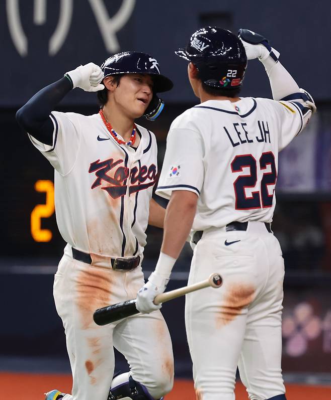 야구대표팀 김도영(왼쪽)이 2일 일본 오사카 교세라돔에서 열린 월드베이스볼클래식(WBC) 공식 연습경기 한신전에서 5회초 동점 솔로홈런을 치고 홈으로 들어온 뒤 이정후와 기쁨을 나누고 있다. 연합뉴스