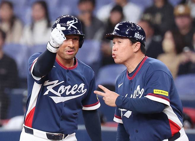 WBC 대표팀 저마이 존스가이 3일 일본 오사카 교세라돔에서 열린 오릭스와 연습경기에서 안타를 치고 1루까지 나간 뒤 더그아웃을 향해 손가락으로 하트를 그리고 있다. 연합뉴스