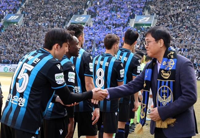 최휘영(오른쪽) 문화체육관광부 장관이 2월 28일 인천축구전용경기장에서 열린 2026 K리그1 개막전 인천유나이티드FC와 FC서울의 경기를 찾아 선수를 격려하고 있다. /사진=문체부