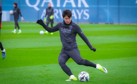 경기 전 몸을 푸는 이강인의 모습. /사진=PSG 공식 SNS 갈무리