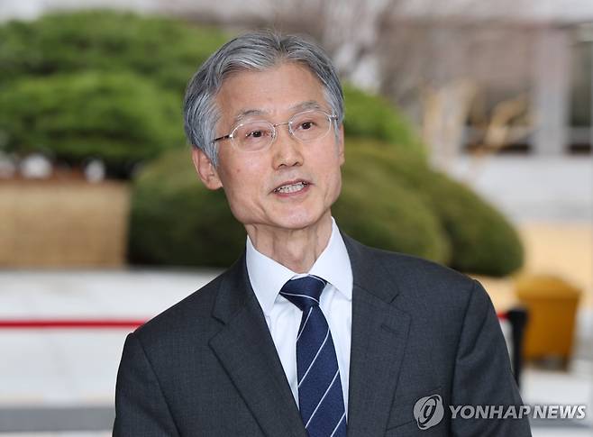 취재진 질문 답하는 조희대 대법원장 (서울=연합뉴스) 서대연 기자 = 조희대 대법원장이 3일 서울 서초구 대법원으로 출근하며 취재진 질문에 답하고 있다. 2026.3.3 dwise@yna.co.kr