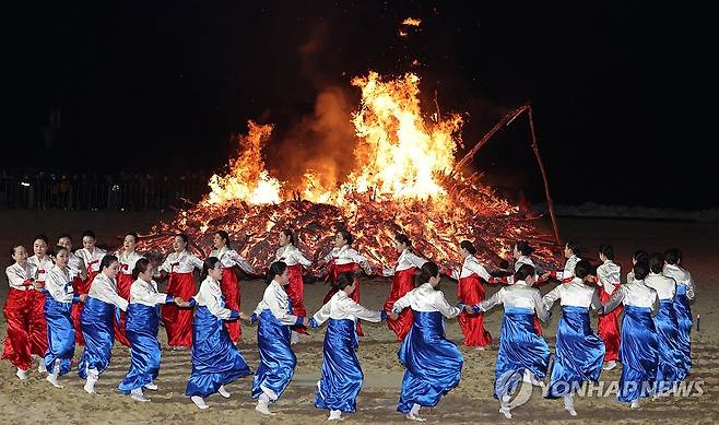 해운대 해수욕장, 달집태우기와 강강술래 (부산=연합뉴스) 강선배 기자 = 정월대보름인 3일 오후 부산 해운대구 해운대해수욕장에서 올 한해 무사 안녕과 풍요를 기원하는 달집태우기와 강강술래 공연이 진행되고 있다. 2026.3.3 sbkang@yna.co.kr