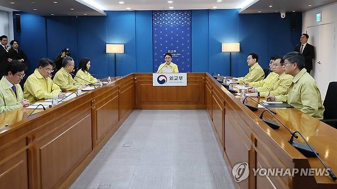 중동상황 관련 재외공관장 회의 (서울=연합뉴스) 이정훈 기자 = 김민석 국무총리가 3일 서울 종로구 외교부 청사에서 열린 중동상황 관련 재외공관장 회의에서 발언하고 있다. 2026.3.3 uwg806@yna.co.kr