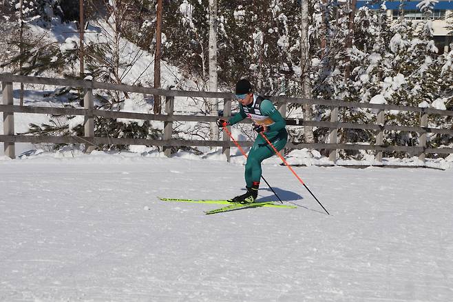 4일 강원도 평창군 알펜시아 크로스컨트리센터에서 열린 제78회 전국종별스키선수권대회 크로스컨트리 남자일반부 30㎞ 계주에서 경기도청 이건용이 역주하고 있다.