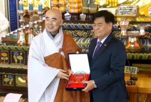 ◇ 월정사는 3일 경내 적광전에서 열린 동안거(冬安居) 해제 법요식에서 심규언 동해시장에게 동해 삼화사 불사와 불교문화유산 보존에 힘써온 공로로 감사패를 전달했다.