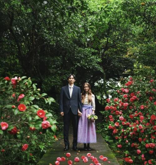 동백꽃이 만들어낸 붉은 카펫 위, 로맨틱한 분위기 속에서 나란히 카메라를 바라보거나 파란 하늘과 하얀 구름이 돋보이는 초록 들판에서 동화 같은 순수한 순간을 담아낼 수 있다.