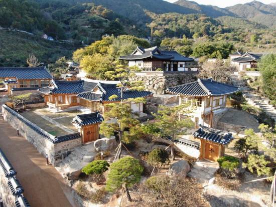 하동군이 봄철 관광 활성화를 위해 추진한 하동 반값여행 예산이 조기 소진될 정도로 큰 호응을 얻고 있는 가운데 군은 내달부터 지역사랑 휴가지원사업으로 전환, 사업 효과를 이어간다는 방침이다. 사진은 하동군의 대표적인 관광지 중 한 곳인 최참판댁 한옥호텔 모습. 사진=하동군
