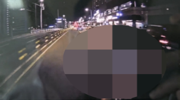 ▲ 지난 2월 13일 야간 포항시 북구 흥해읍에 있는 대규모 아파트 단지 인접 어린이보호구역 에서 초등학교 졸업생인 A군(13)이 3차선에서 1차선으로 차선 변경 중 25인승 미니버스 승합차와 정면 충돌한 사고 원본 영상. 경북일보 입수