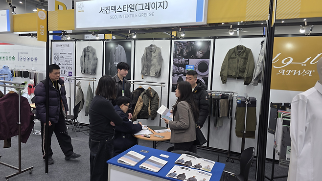 ▲ 대구국제섬유박람회에 참여한 바이어들이 업체 부스를 방문해 제품에 대한 설명을 듣고 있다. 김산호 기자