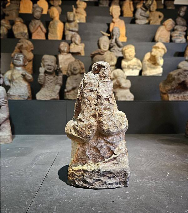 김희상 작 ‘사람꽃’. 이강하미술관에서 전시 중이다.