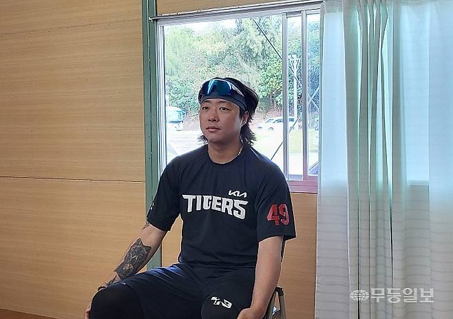 인터뷰에서 본인의 경기에 대해 평가 중인 김범수.