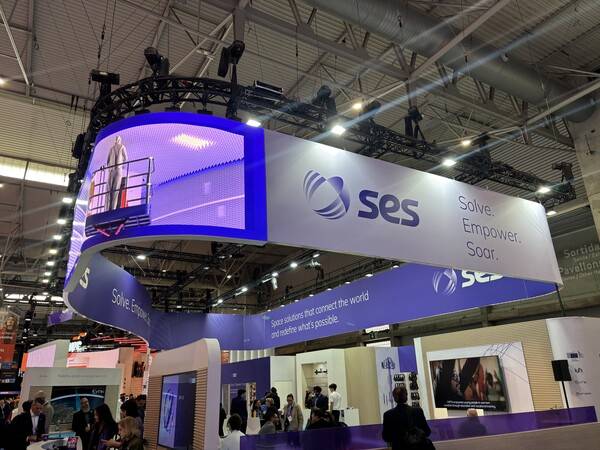 세계 최대 위성 방송통신 사업자인 룩셈부르크의 'SES'가 3일(현지시각) 모바일 월드 콩그레스(MWC) 2026 부스에서 국가와 기업에 이르기까지 우주 접근성을 확보하겠다는 포부를 밝히고 있다. / 김광연 기자