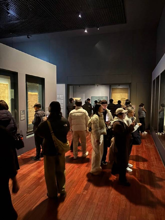 국립중앙박물관에서 관람객들이 '우리들의 이순신'전을 둘러보는 모습. (사진=국립중앙박물관)