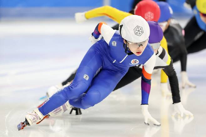 한국스포츠레저㈜에서 운영하는 스포츠토토빙상단의 유니폼을 입고 국내대회에 출전한 이소연 선수