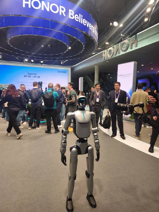 중국 스마트폰업체 아너의 MWC26 전시장에 휴머노이드가 관람객들을 맞이하고 있다.(사진=이소현 기자)