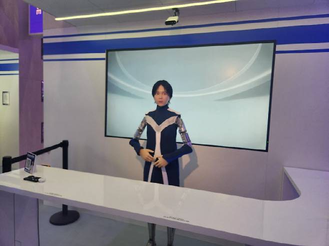 KDDI MWC26 전시장에 휴머노이드 '히나타'가 식당 예약을 받고 있다.(사진=이소현 기자)
