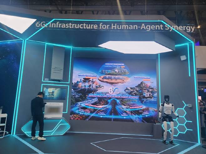 중국 ZTE 전시장에 안내 휴머노이드 로봇이 전시돼 있다.(사진=이소현 기자)