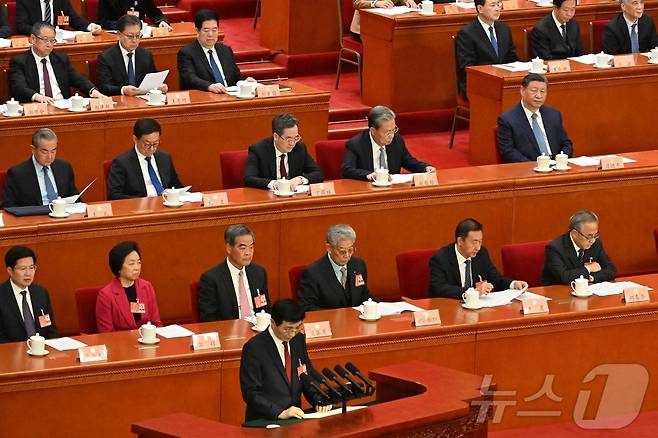왕후닝 중국 전국 인민 정치 협상회의(정협) 주석이 4일(현지시간) 베이징 인민대회당에서 열린 정협 개막식서 업무 보고를 하고 있다. 2025.03.05 ⓒ AFP=뉴스1