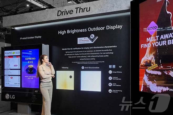 LG전자가 현지시간 4일부터 스페인 바르셀로나에서 열리는 상업용 디스플레이 전시회 ISE 2025에서 공간의 가치를 높이는 혁신 디스플레이 솔루션을 선보인다. 사진은 드라이브스루 매장에 설치된 고휘도 사이니지 모습. 황변현상을 최소화하는 '안티 디스컬러레이션' 기술을 적용해, 지난해 글로벌 검증기관으로부터 업계 최초로 관련 검증을 획득했다. (LG전자 제공) 2025.2.4 ⓒ 뉴스1